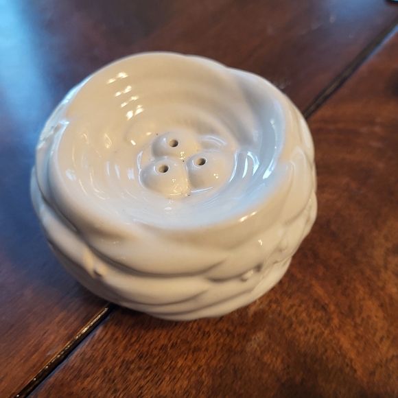 White Bird on a Nest Ceramic Salt Pepper Shakers Stacking set Nesting Vintage - Picture 9 of 9
